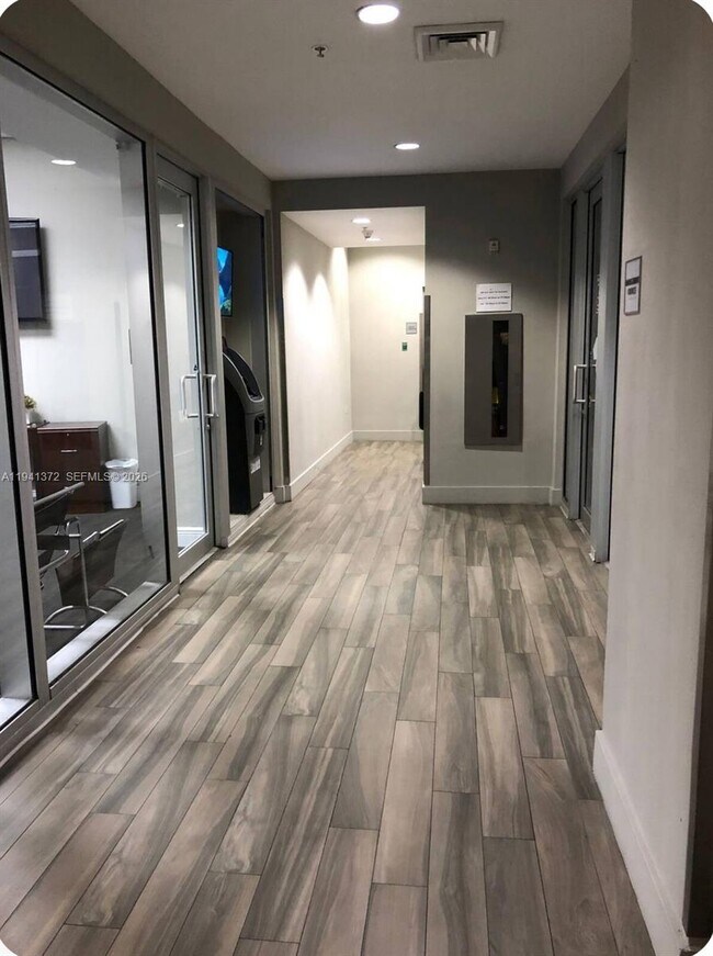 Building Photo - 1750 N Bayshore Dr