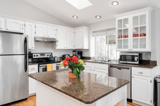 Building Photo - 1612 26th Ave