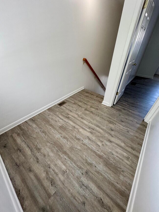 Building Photo - 129 SE Scottwood Dr