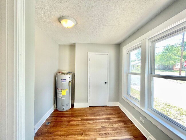 Building Photo - Freshly renovated 3 Bed 1 Bath Home Near UNCG!