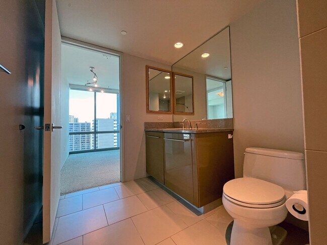 Building Photo - Capitol Place - High Floor!