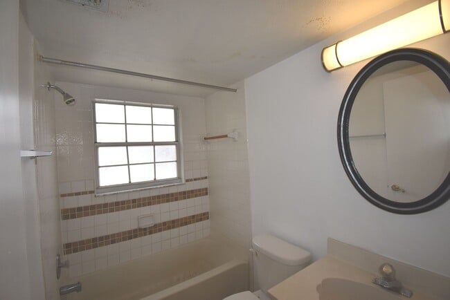 Building Photo - OCALA: 2 Bed/2 Bath, 2nd Floor Condo in Co...