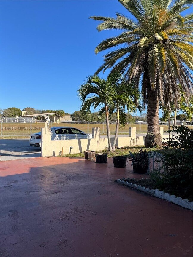 Building Photo - 2820 SW 95th Ave