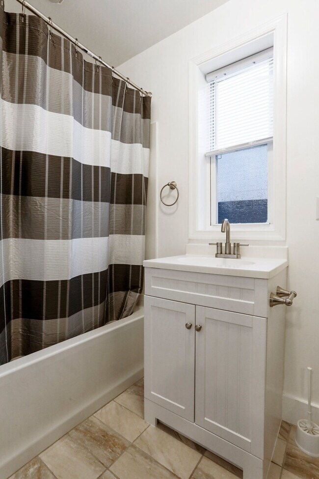Building Photo - Welcome home to this newly renovated 2 bedroom top floor apartment
