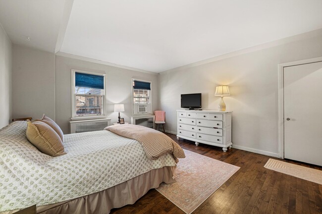 Building Photo - 2835 N Lake Dr