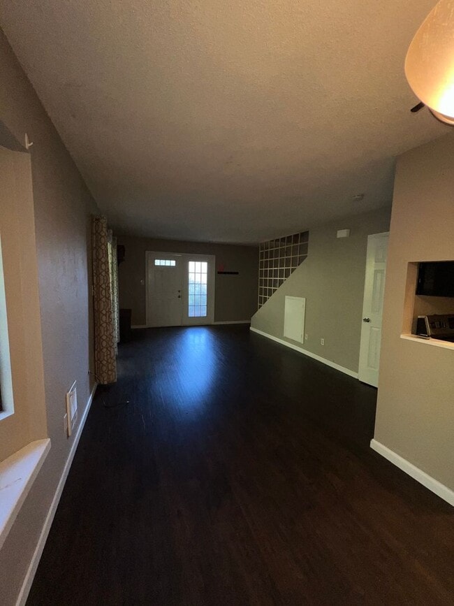 Building Photo - Two bedroom townhouse near Ashland Communi...