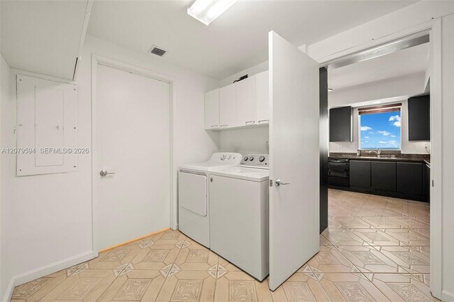 Building Photo - 789 Crandon Blvd