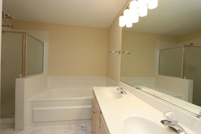 Building Photo - 3333 Stratford Ct