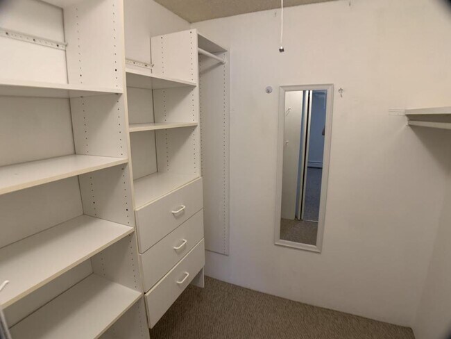 Building Photo - 1250 Golden Cir