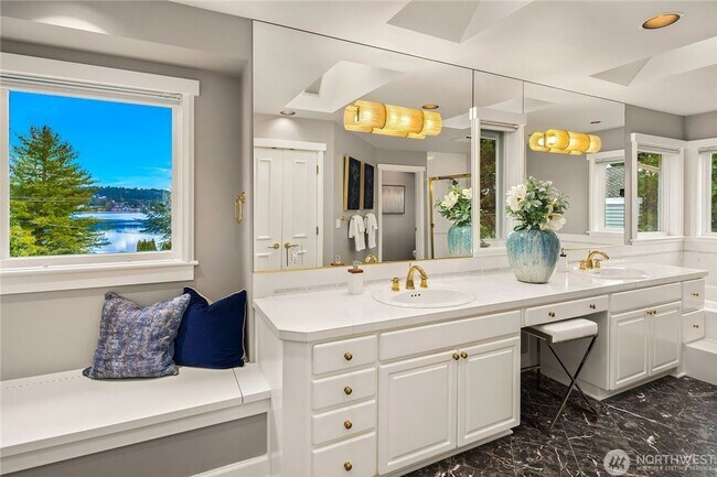 Building Photo - Beautiful Bellevue home with a View!