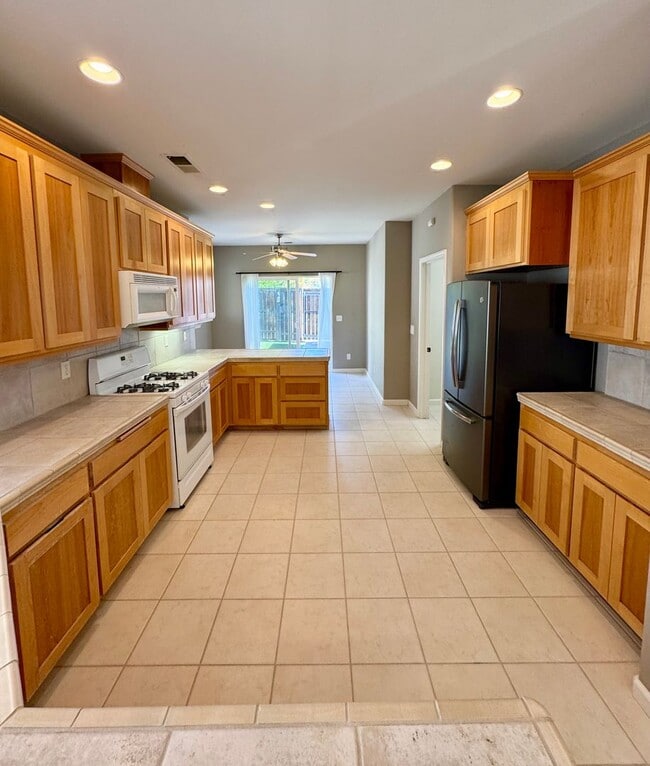 Building Photo - 1331 Yosemite Dr