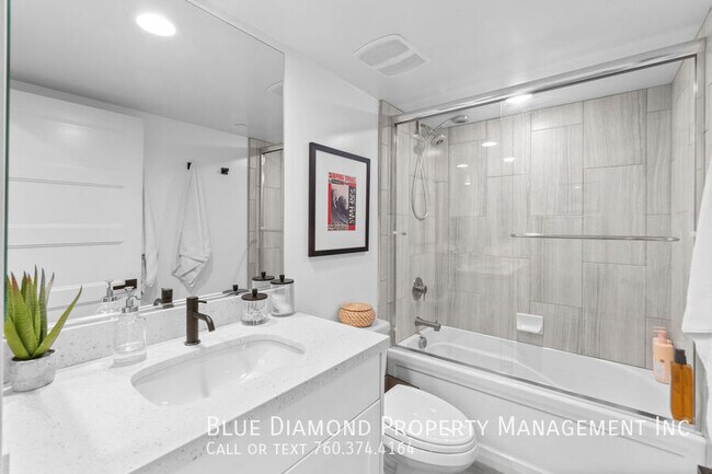 Building Photo - 3301 Lincoln-