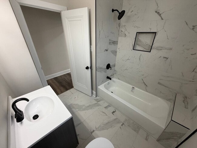 Building Photo - Spacious 5BR/2BA Home with Basement & Off-Street Parking