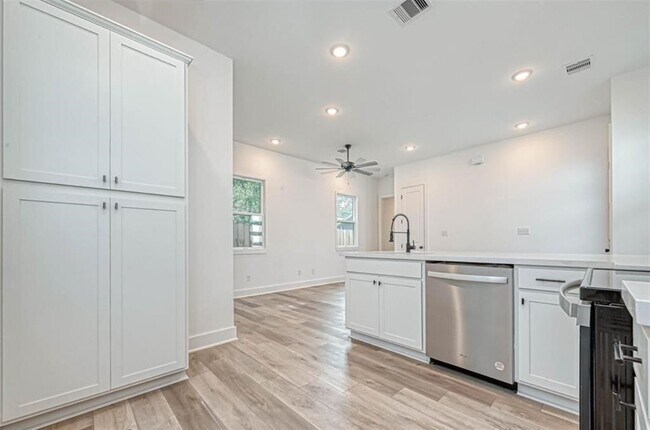 Building Photo - 8405 Schneider St