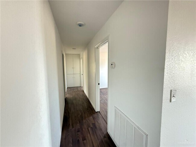Building Photo - 415 W Edinburg Ave