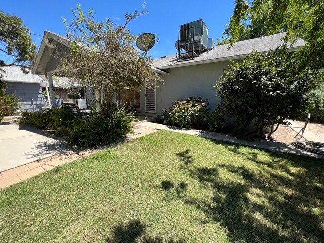 Building Photo - Charming home