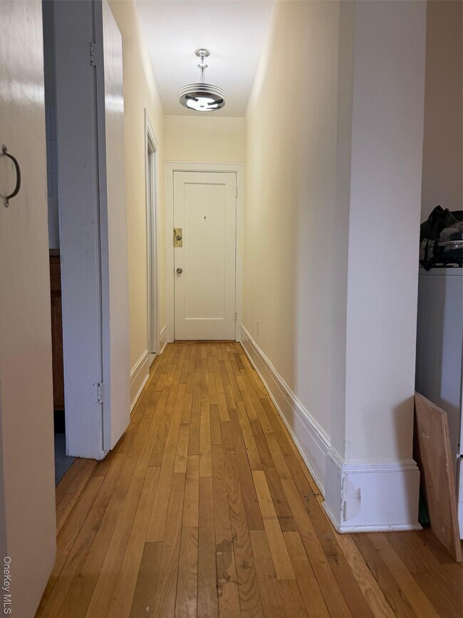 Building Photo - 837 White Plains Rd