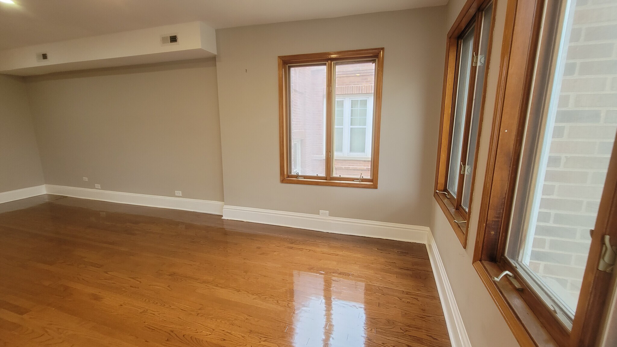 Living Room - 6437 N Glenwood Ave