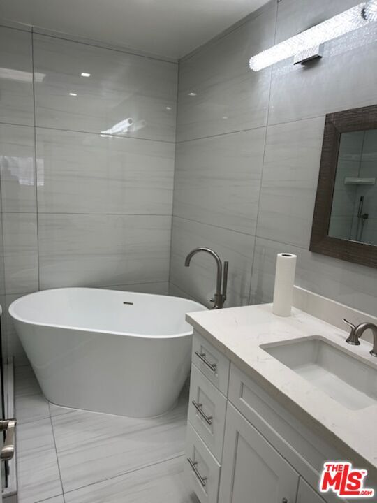 Building Photo - 11970 Montana Ave