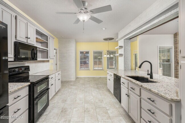 Building Photo - 108 Van Dyke Cove