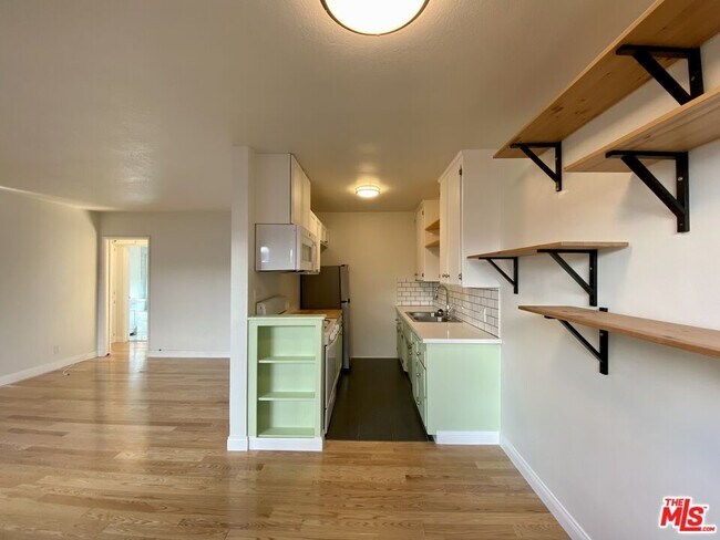 Building Photo - 722 Westbourne Dr