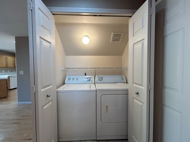 Building Photo - Gorgeous 4 Bed, 2.5 Bath House!