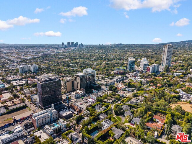 Building Photo - 999 N Doheny Dr