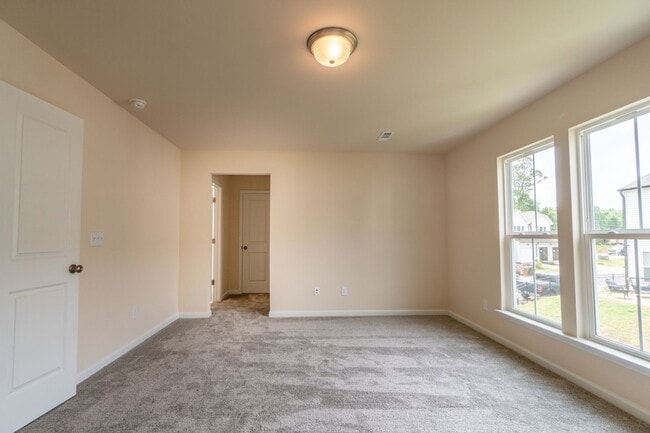 Building Photo - Comfortable home in a great area!