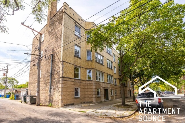 Building Photo - 3349 W Balmoral Ave