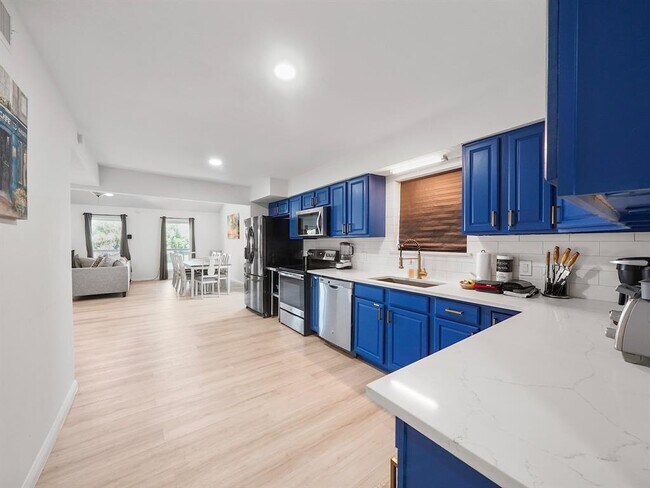 Building Photo - 8007 Beluche Dr