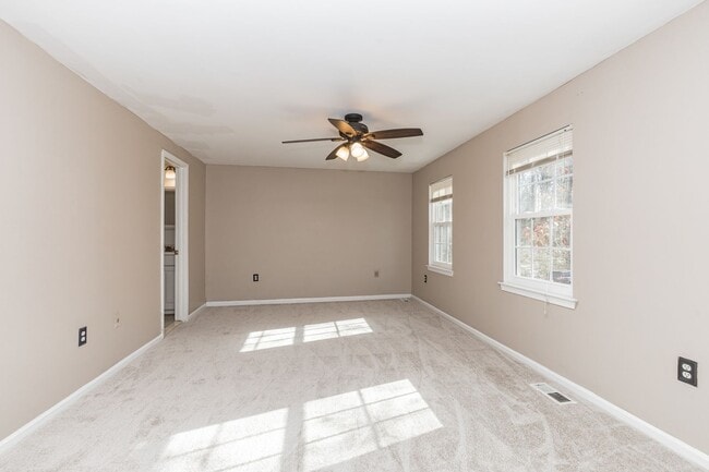 Building Photo - Well maintained 3-level 3Bd/2 full & 2 half bath TH in the sought-after Burke Centre!