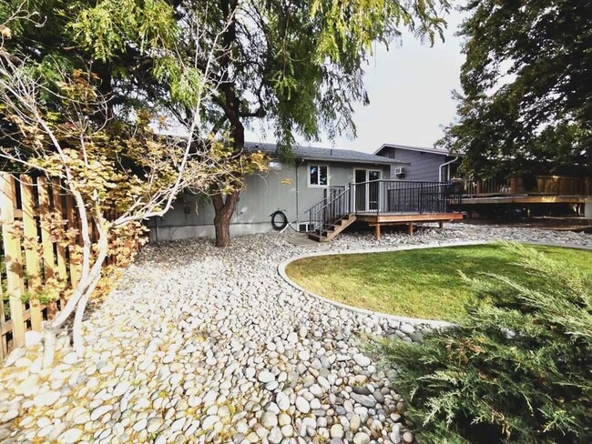 Building Photo - Gorgeous Renovated 3 Bed 2.5 Bath Townhome