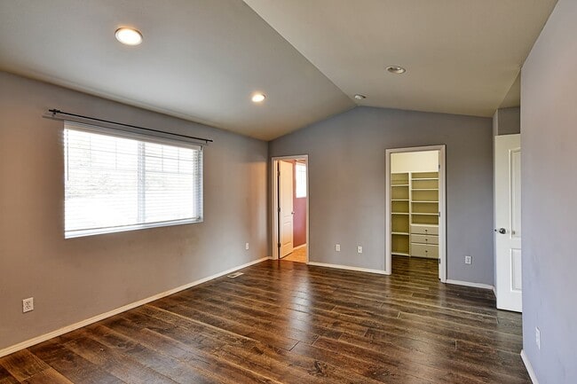 Building Photo - Spacious Craftsman Style Home - Pet Friendly!