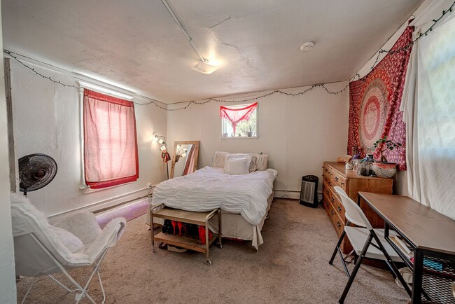 Building Photo - 3 Bedroom/ 1.5 Bathroom House -Near WVU Ma...