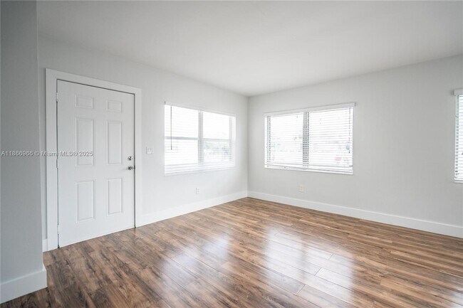 Building Photo - 460 NE 82nd Terrace