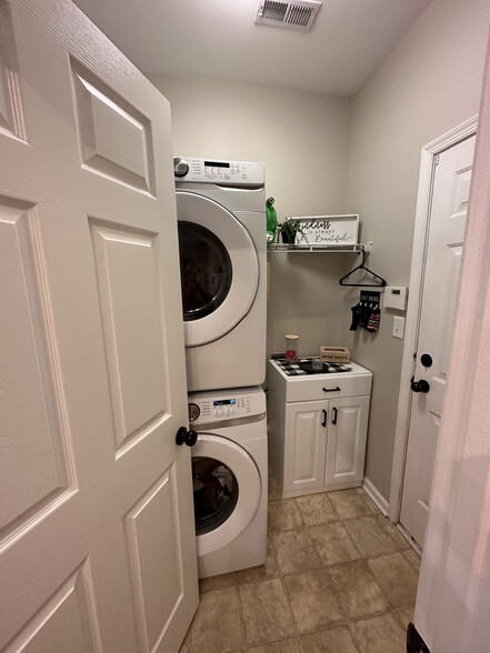 Laundry w/ garage Entry - 8940 Executive Club Dr