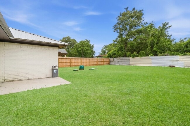 Building Photo - 14850 Coaltown Rd