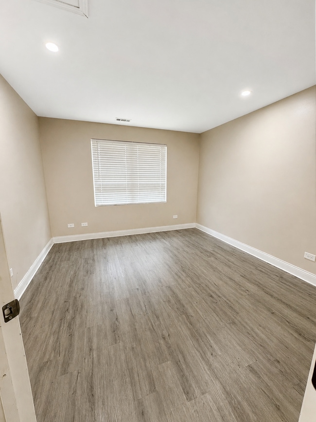 Building Photo - Updated 2-bedroom apartment with parking, front/rear access, modern flooring, full kitchen, and l...