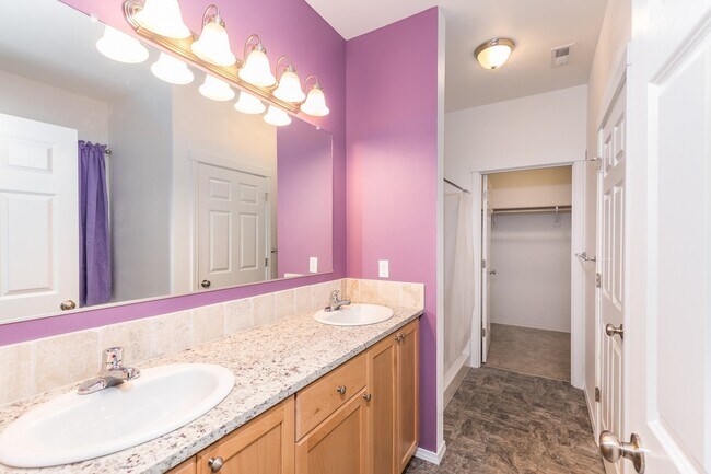 Building Photo - Beautiful 3 Bedroom rambler on a large and peaceful lot!