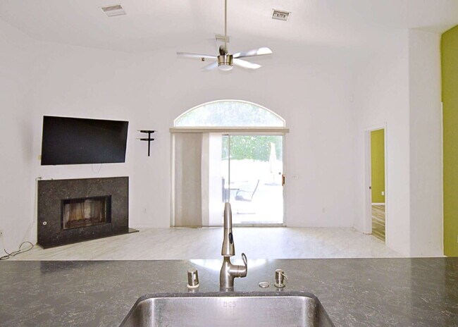 Building Photo - 5/3 Stunner in Cathedral City
