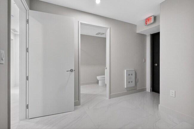 Building Photo - 700 NE 24th St