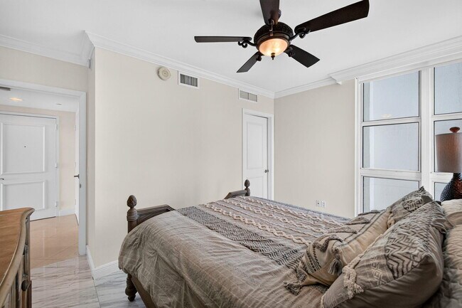 Building Photo - 101 S Fort Lauderdale Beach Blvd