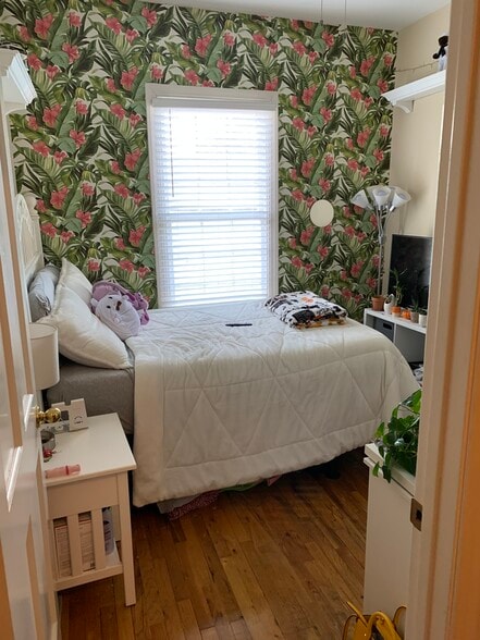 Bedroom 1 - 72 Beaufain St