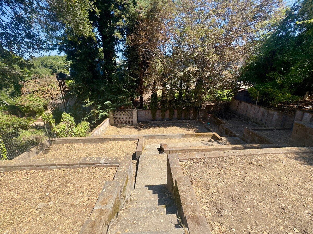 Building Photo - 914 Everett Ave