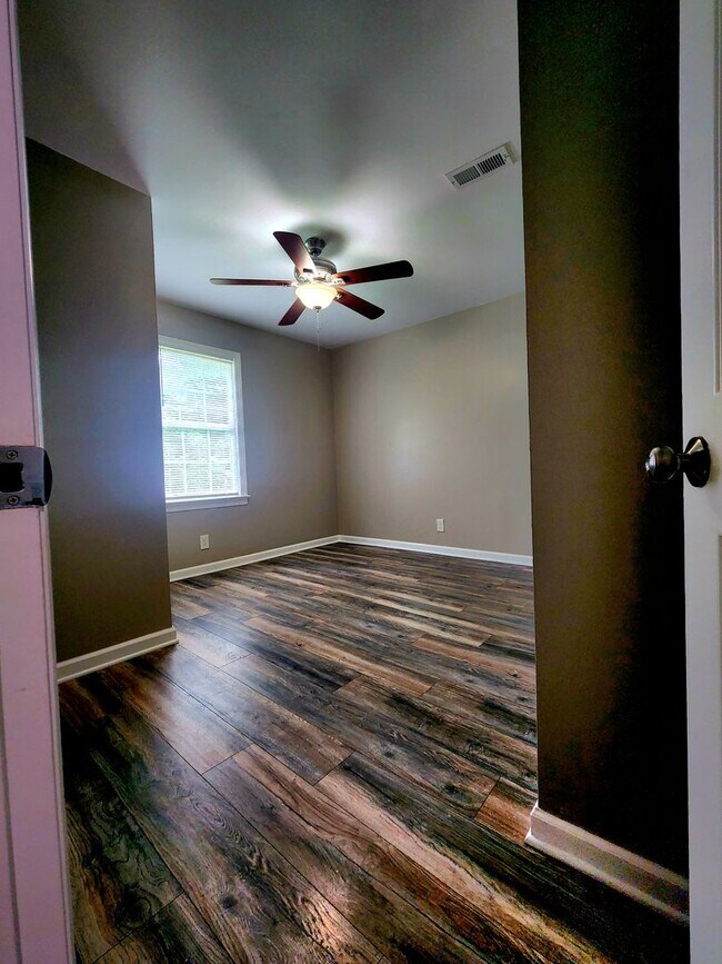 Building Photo - Large, family-friendly S. Knox 3br/2ba w office