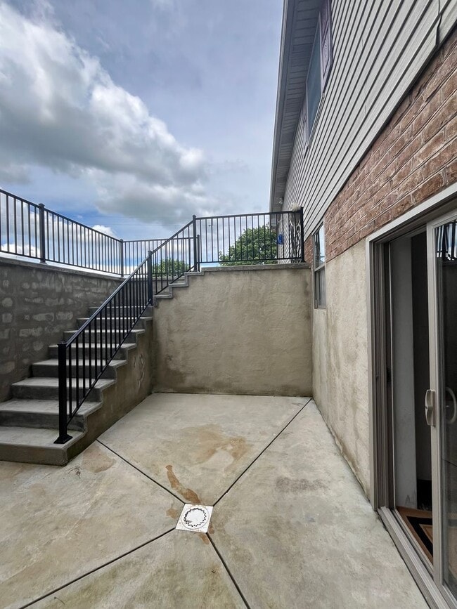 Building Photo - Spacious 4BR/3.5BA Single Family Home on 2...