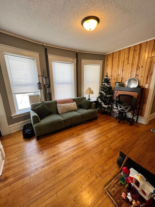 Building Photo - 922 E 5th St