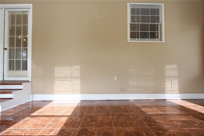 Building Photo - 818 Springlake Rd