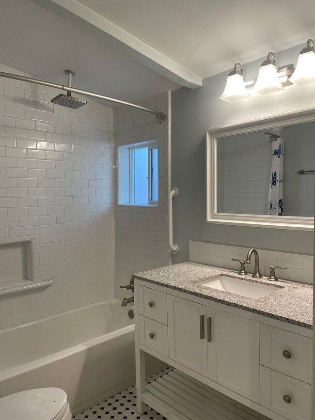 Building Photo - Beautiful Mid Century 3 Bedroom 3.5 Bathro...