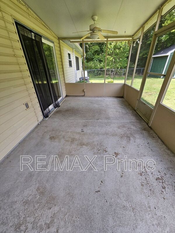 Building Photo - 3413 Newport Dr
